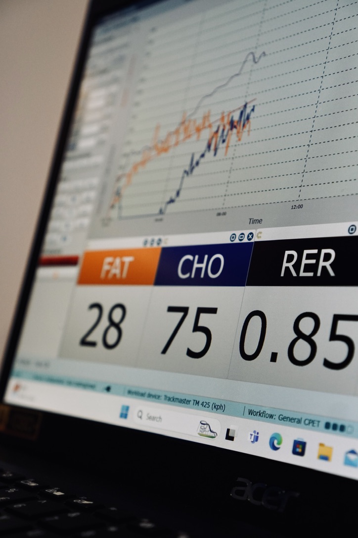 Raw metabolic cart software showing FAT, CHO and RER readouts mid-test
